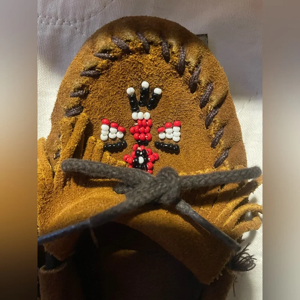 Minnetonka Size 4 Kid's Leather Moccasin Shoes Beaded Eagle / Totem Rubber Soles